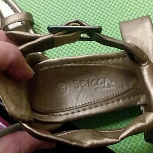 SBICCA OF CALIFORNIA sandles shiny gold - Picture 2 of 3